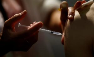 С завтрашнего дня Минздрав расширит перечень профессий с обязательной COVID-вакцинацией