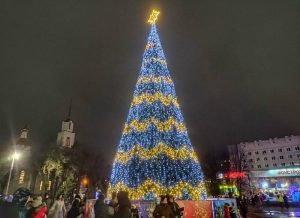 В Славянске зажгли главную городскую елку