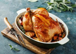 Запеченная курица на Новый год будет сочной и румяной, если добавить в маринад секретный ингредиент