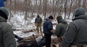 При поддержке бойцов КОРД правоохранители под Краматорском задержали группу «черных лесорубов»