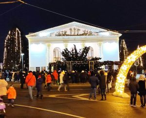 В Мариуполе из-за ветра рухнула главная городская новогодняя елка
