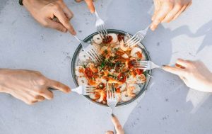 Без отказа от оливье: диетолог рассказала, как не набрать за новогодние праздники