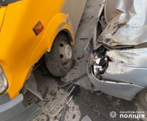 Поліцейські встановлюють обставини ДТП за участі пасажирського мікроавтобусу у Слов’янську