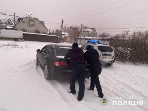 Під час патрулювання слов’янські поліцейські допомагають водіям на засніжених дорогах