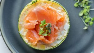 Новогодняя кухня: салат с красной рыбой и свежими огурцами