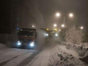 На расчистку дорог в Славянске вышли восемь единиц техники