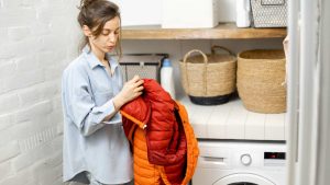 Как постирать пуховик в стиральной машине в домашних условиях: полезные лайфхаки