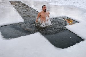 Крещенские омовения в пандемию: не так страшно купание, как переодевание