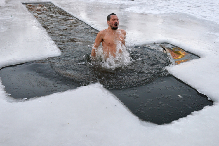 Крещенские омовения в пандемию: не так страшно купание, как переодевание