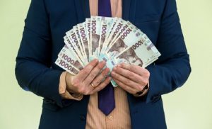 Налоговикам разрешили изымать всю наличность на предприятиях: могут залезть даже в карманы персонала