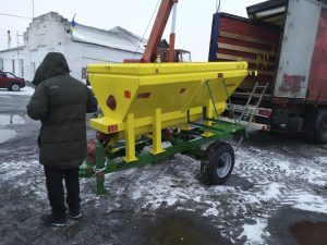 Славянские коммунальщики получили новый пескоразбрасыватель для посыпки дорог