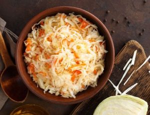 Квашеная капуста за три часа без уксуса: секретный ингредиент для приготовления хрустящей и полезной закуски