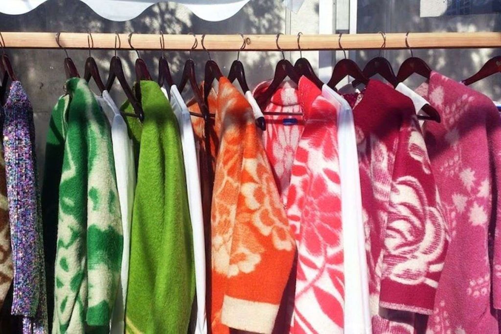 “Спать хочется”: дизайнер превращает советские одеяла в пальто