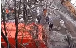 В Краматорске мусоровоз провалился под асфальт