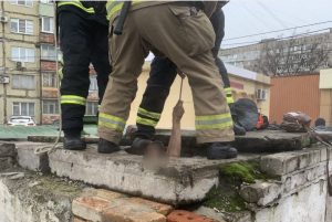 Рятувальники допомогли чоловіку, який впав у колодязь