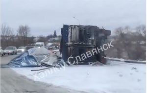 На выезде из Славянска перевернулся грузовик