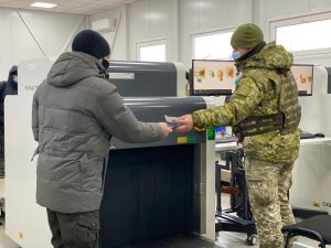 Боевики продолжают блокировать дорожные коридоры на Донбассе. Где можно проехать?