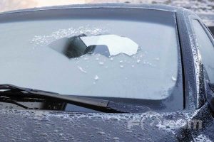 Вот как опытные водители за секунды без скребка избавляются от обмерзания лобового стекла