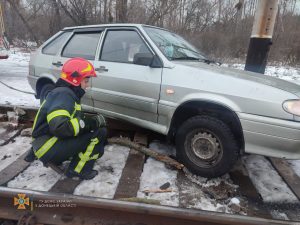 В Лимане автомобиль занесло на железнодорожный путь