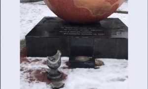 В Славянске вандалы осквернили памятник Скорбящей матери