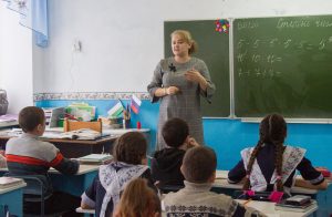 Кабмин на год отложил повышение зарплат учителям