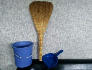 Чому віник потрібно ставити “догори ногами” — прикмети