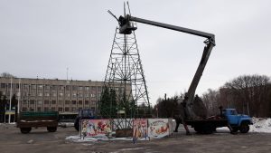 В Славянске разбирают новогоднюю елку