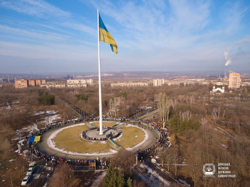 Мешканці Донеччини та військові провели флешмоб «Коло єднання»