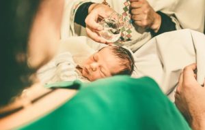 Когда крестить ребенка в 2022 году: самые лучшие даты для таинства
