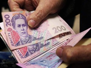 Пожилым украинцам и семьям с детьми поднимут выплаты: когда и сколько денег ждать