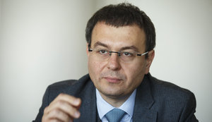 Гетманцев пропонує оподатковувати доходи весільних фотографів, астрологів та нянь