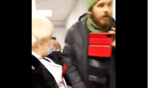 Антивакцинаторы заблокировали работу станции скорой помощи и удерживали людей более трех часов