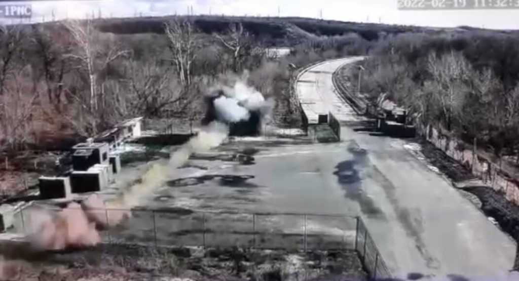 Появилось видео обстрела КПВВ “Счастье”