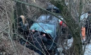 На автодороге в Краматорском районе перевернулся автомобиль Renault