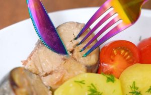 Готовим скумбрию “как консервы” дома: возьмите рыбу и немного специй