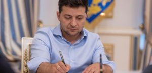 Зеленский распорядился поднять зарплаты военным