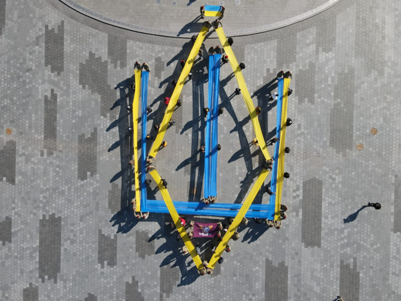 В Краматорске ко Дню Государственного герба образовали «живой трезубец»