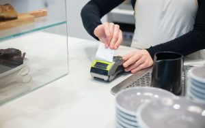 В Украине на время войны откладывают обязательные кассовые аппараты и отменяют некоторые налоги для ФЛП