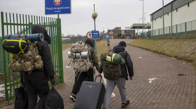 Хто з чоловіків має право виїхати за межі України під час воєнного стану