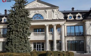 Сотни комнат, портреты, пулемет и шубохранилище. Как выглядит дворец Медведчука – фото