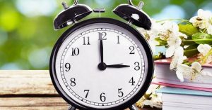 Переход на летнее время 2022: когда переводят часы в Украине