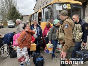 Завдяки співпраці поліцейських двох регіонів пів сотні жителів півночі Донеччини евакуйовані до Вінниччини