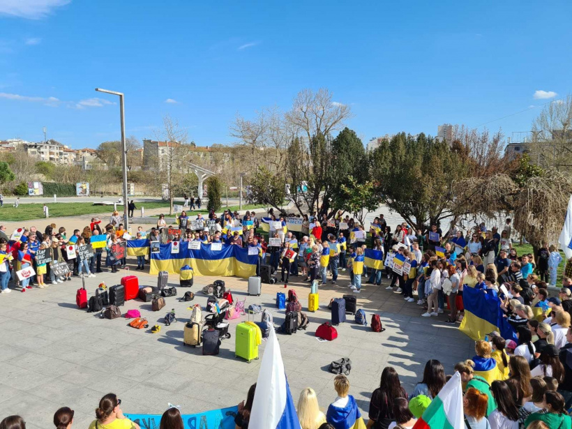 Біженці з Донеччини, що евакуювалися до Болгарії, взяли участь у мітингу проти війни в Україні