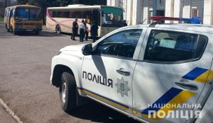 Поліцейські Донеччини допомагають людям безпечно залишати міста та села, які обстрілюють російські війська