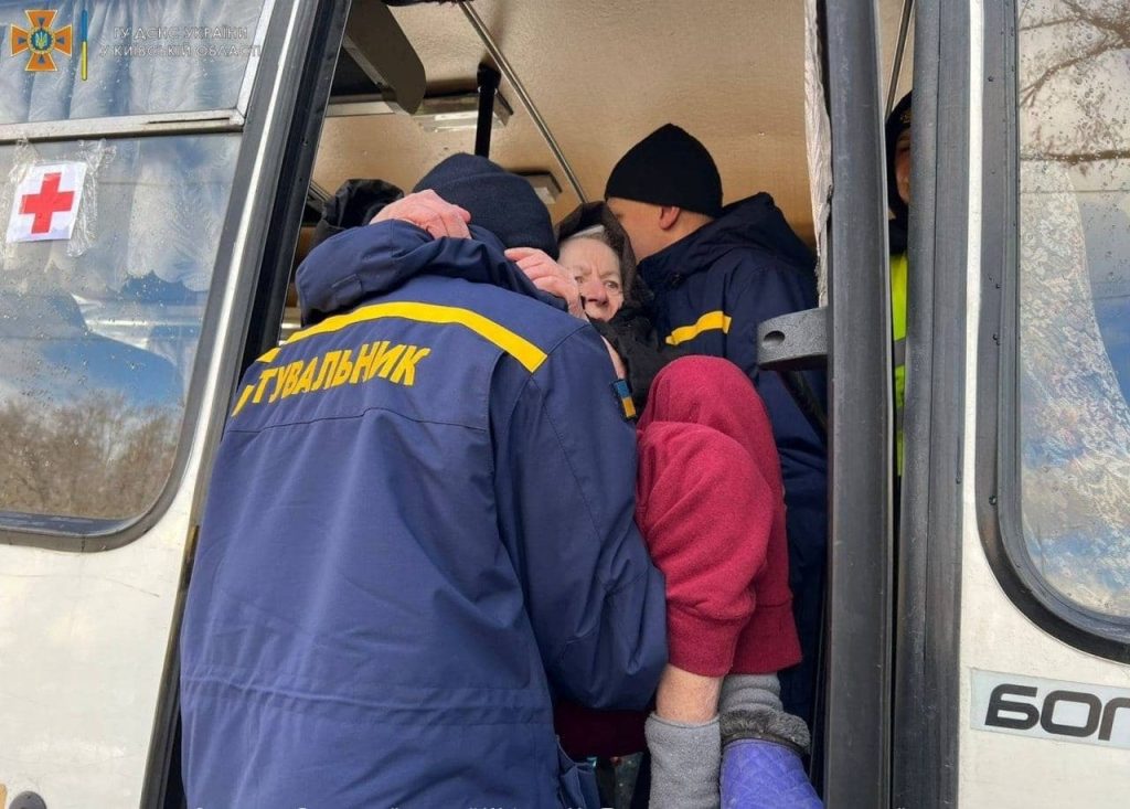 Доставка хліба, евакуація та вивезення поранених – поліцейські Лиману поруч із мешканцями громади