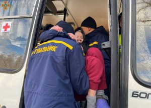 Доставка хліба, евакуація та вивезення поранених – поліцейські Лиману поруч із мешканцями громади