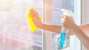 Прості способи як відмити скотч від скла