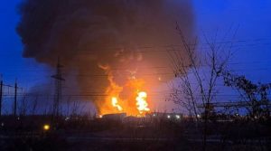 В Белгороде взорвали нефтебазу. Россия обвинила Украину, но фото и видео говорят о другом