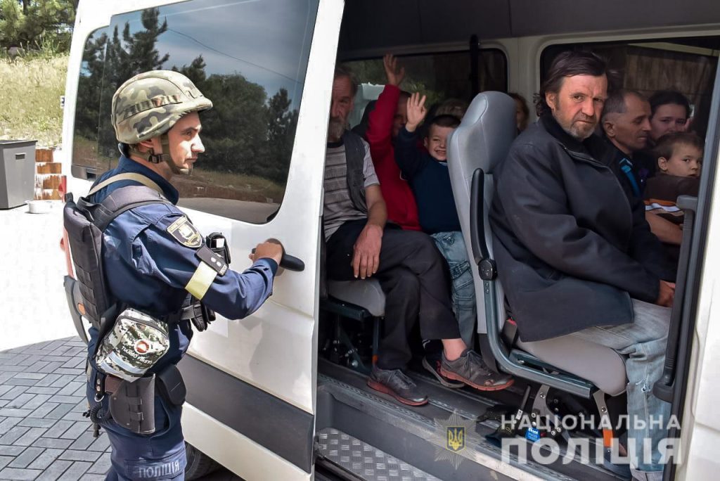 Під розривами снарядів на броньованому транспорті: як поліція рятує жителів Святогірська та Райгородка