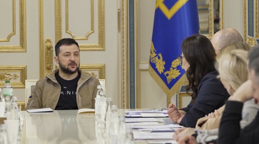 Зеленский потребовал устранить очереди на АЗС: решение есть